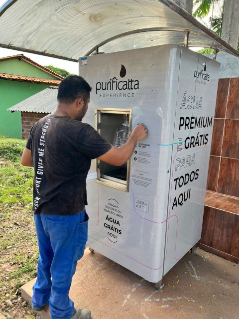 Máquina Comunitá com água gratuita para toda a comunidade