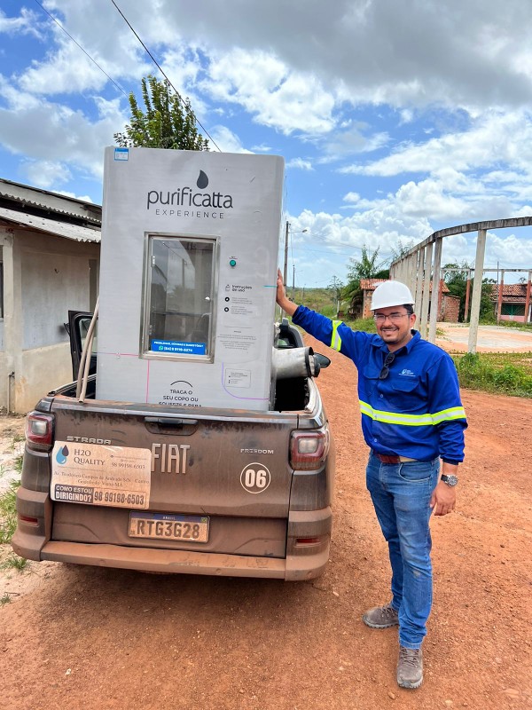 Equipe Purificatta com a máquina na chegada à comunidade