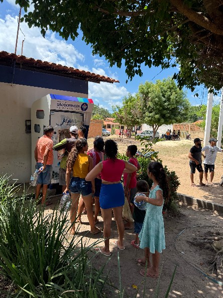 Moradores em fila na máquina Comunitá instalada na comunidade
