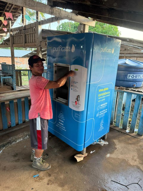 Morador enchendo o galão na máquina Purificatta