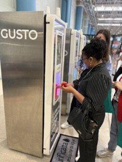 Visitante utilizando a Gusto no evento